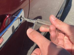 Avarinis automobilio atrakinimas