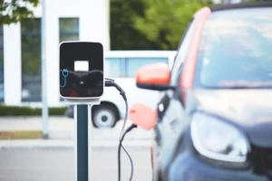 Kodėl 40 000 elektromobilių reikia vertinti kartu su 44 400 įkrovimo punktų