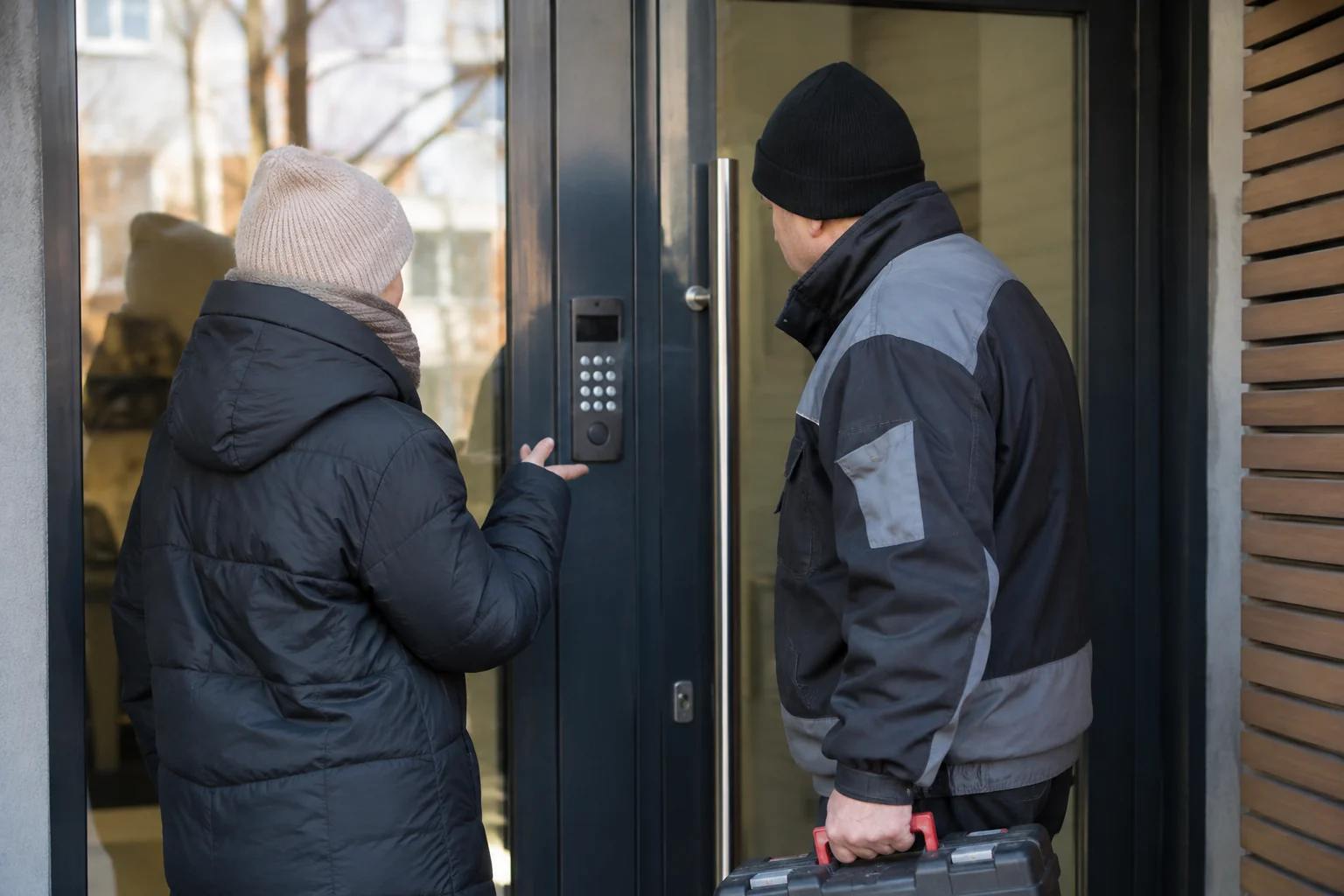Pastato administratorius ir gyventojas aptaria prieigos prie įėjimo problemą.